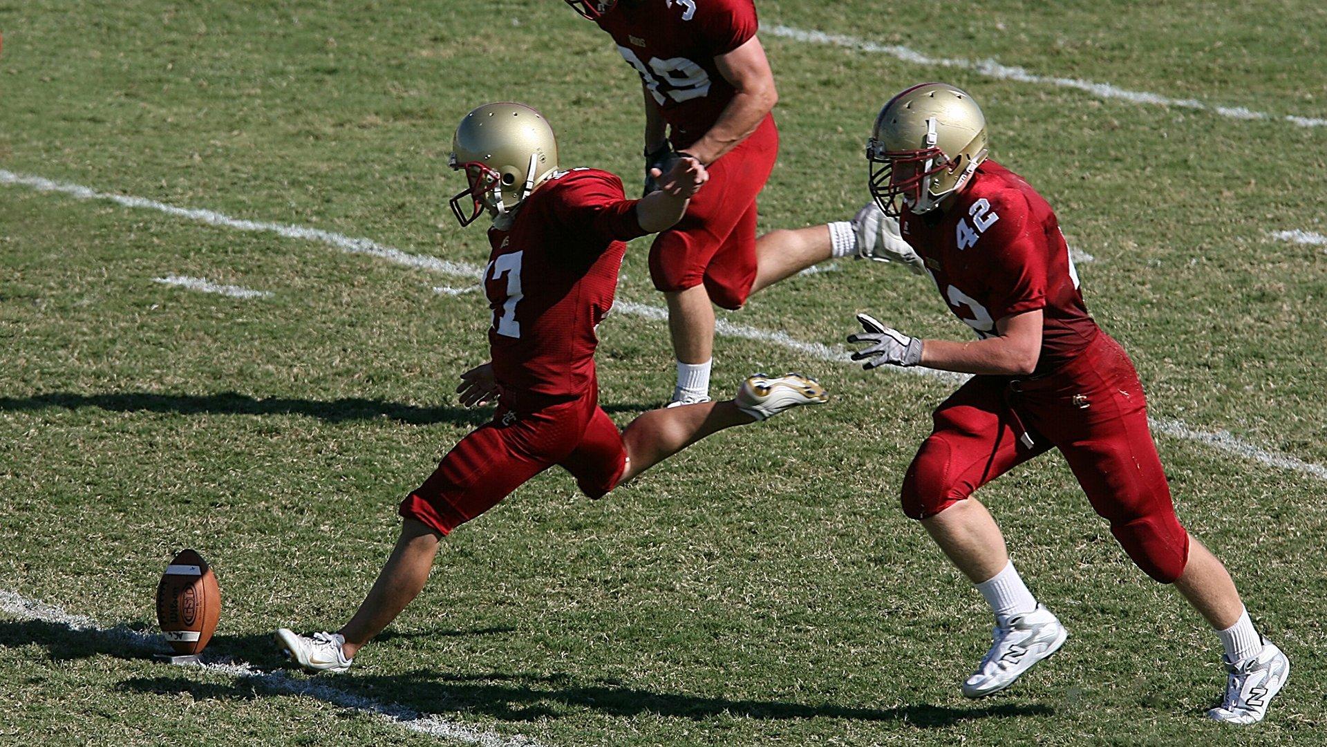 十人鏖战十人！德甲焦点战爆争议红牌，库克鲁莽飞铲尼科-冈萨雷斯引爆全场
